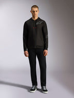 Alpinestars Sessions V3 Hoodie, Kapuzenjacke mit Reißverschluss aus Fleece, Schwarz mit grauem Astars-Logo auf der Brust und den Ärmeln, Kordelzüge mit roten Enden, lässige, vom Motorsport inspirierte Streetwear.