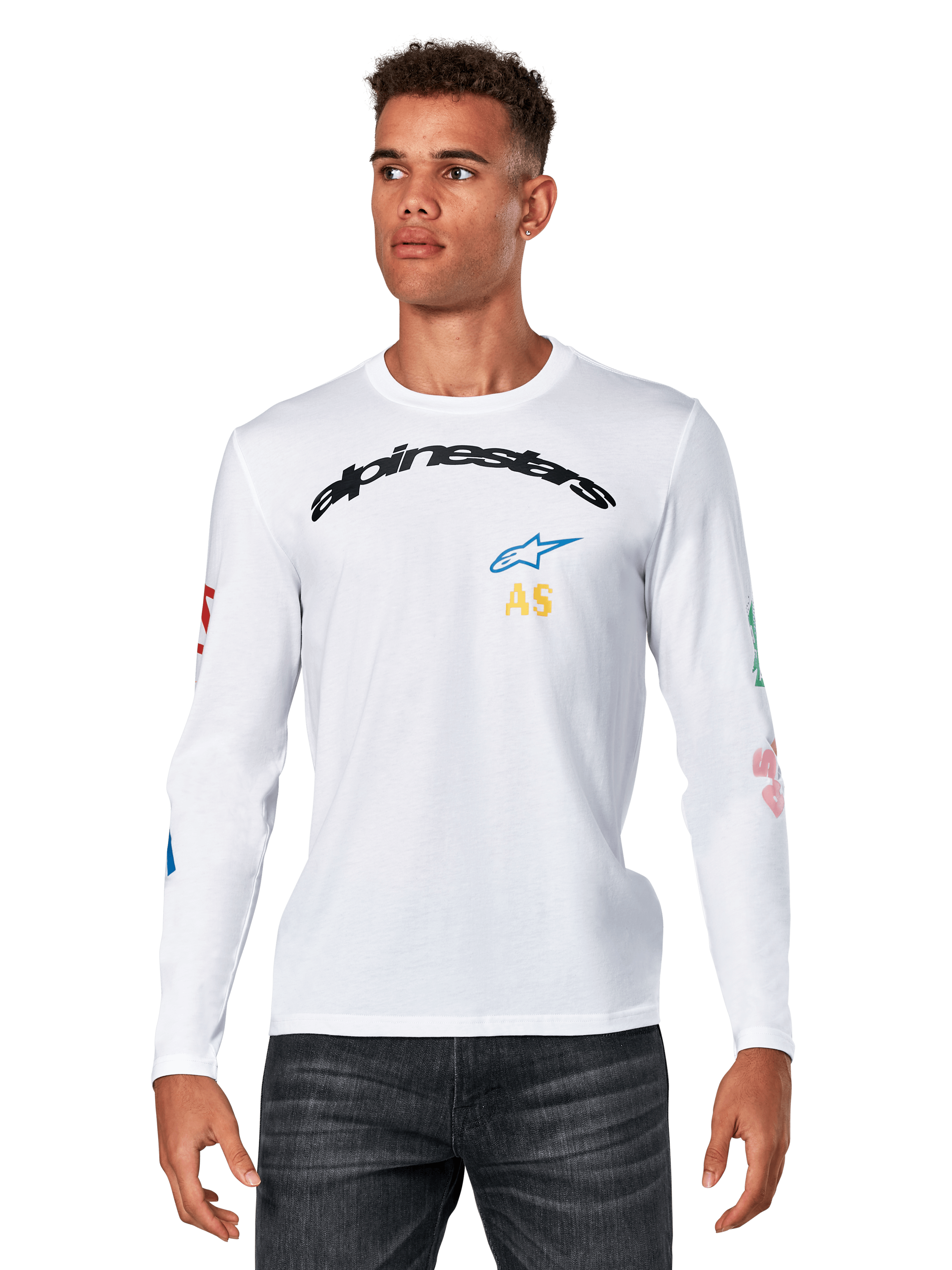 Alpinestars Brundo CSF Langarmshirt, Weiß, bogenförmiges schwarzes Alpinestars-Logo mit blauem Stern und gelben AS-Initialen, farbenfrohe Grafikdrucke auf den Ärmeln, lässige Motorsport-Streetwear für Herren
