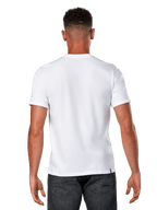 Alpinestars Glyfs CSF Tee, kurzärmeliges T-Shirt, Weiß, Rückansicht eines männlichen Models in schlichtem weißem T-Shirt und dunklem Denim, lässige Motorsport-Streetwear