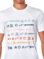 Alpinestars Glyfs CSF Tee, kurzärmeliges T-Shirt, Weiß, mit mehreren Reihen farbenfroher Alpinestars-Logos und Symbole in einem gestreiften Grafikdruck, lässige Motorsport-inspirierte Streetwear