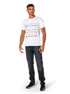 Alpinestars Glyfs CSF Tee, Kurzarm-T-Shirt, Weiß, mit gestreifter Mehrfach-Logo-Grafik auf der Vorderseite, getragen mit dunkelgrauen Jeans und schwarzen Sneakern, lässige vom Motorsport inspirierte Sportbekleidung