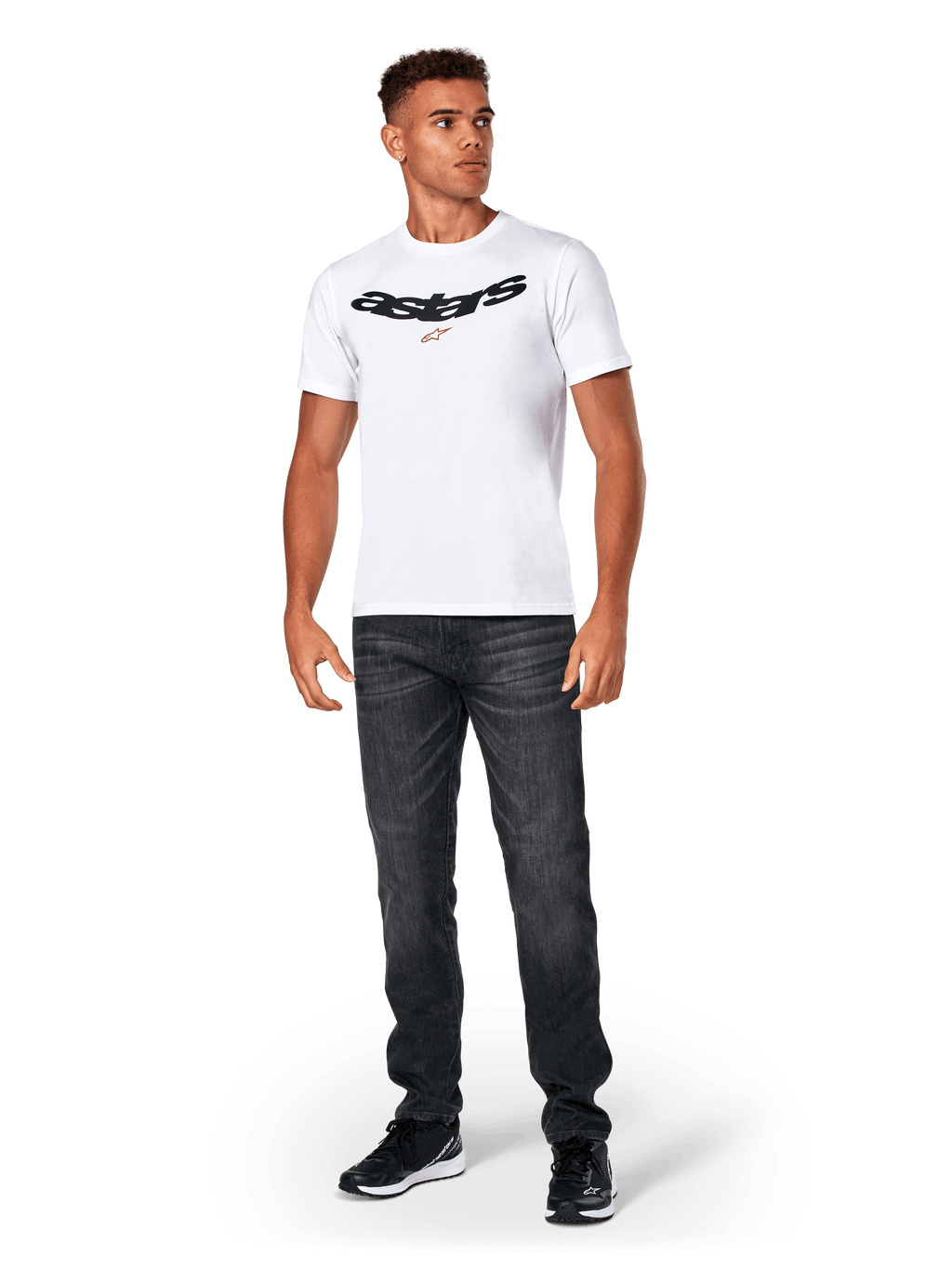 Alpinestars Elliptic CSF Tee, Kurzarm-T-Shirt, Weiß, schwarzes gebogenes Astars-Logo mit orangefarbenem Sternsymbol, getragen von einem Model mit schwarzer Jeans und Sneakern, lässige Motorsport-Streetwear