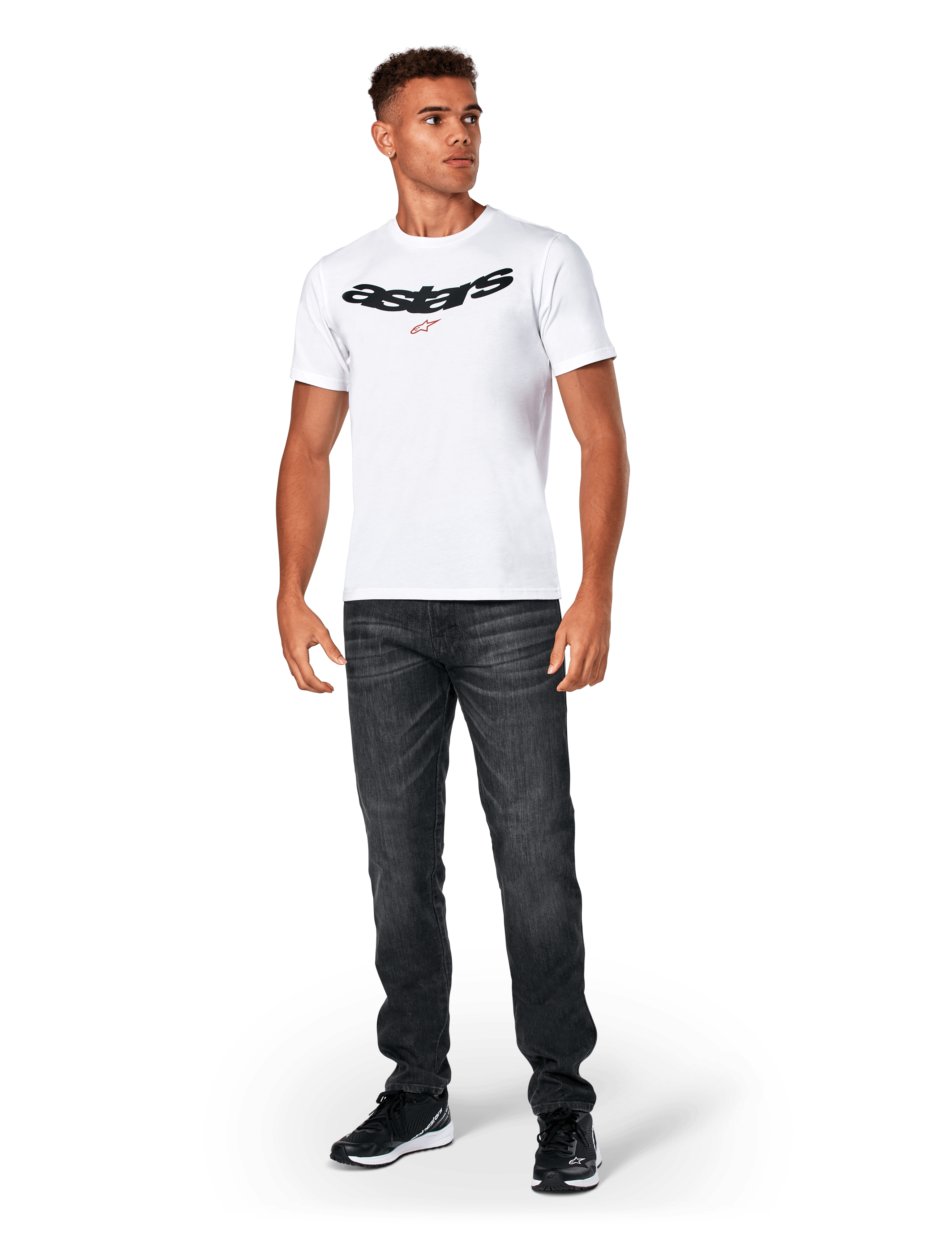 Alpinestars Elliptic CSF Tee, Kurzarm-T-Shirt, Weiß, schwarzes gebogenes Astars-Logo mit orangefarbenem Sternsymbol, getragen von einem Model mit schwarzer Jeans und Sneakern, lässige Motorsport-Streetwear
