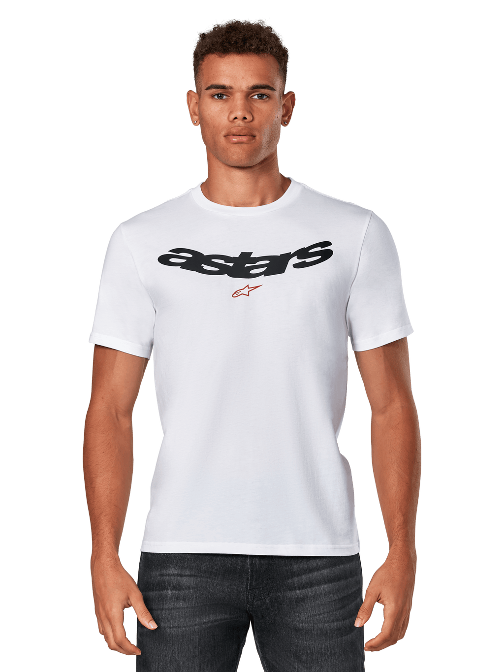 Alpinestars Elliptic CSF Tee, weißes Kurzarm-T-Shirt getragen von einem Model, schwarzes, bogenförmiges Astars-Logo mit roter Sterngrafik auf der Brust, lässige Motorsportbekleidung