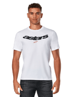 Alpinestars Elliptic CSF Tee, weißes Kurzarm-T-Shirt getragen von einem Model, schwarzes, bogenförmiges Astars-Logo mit roter Sterngrafik auf der Brust, lässige Motorsportbekleidung