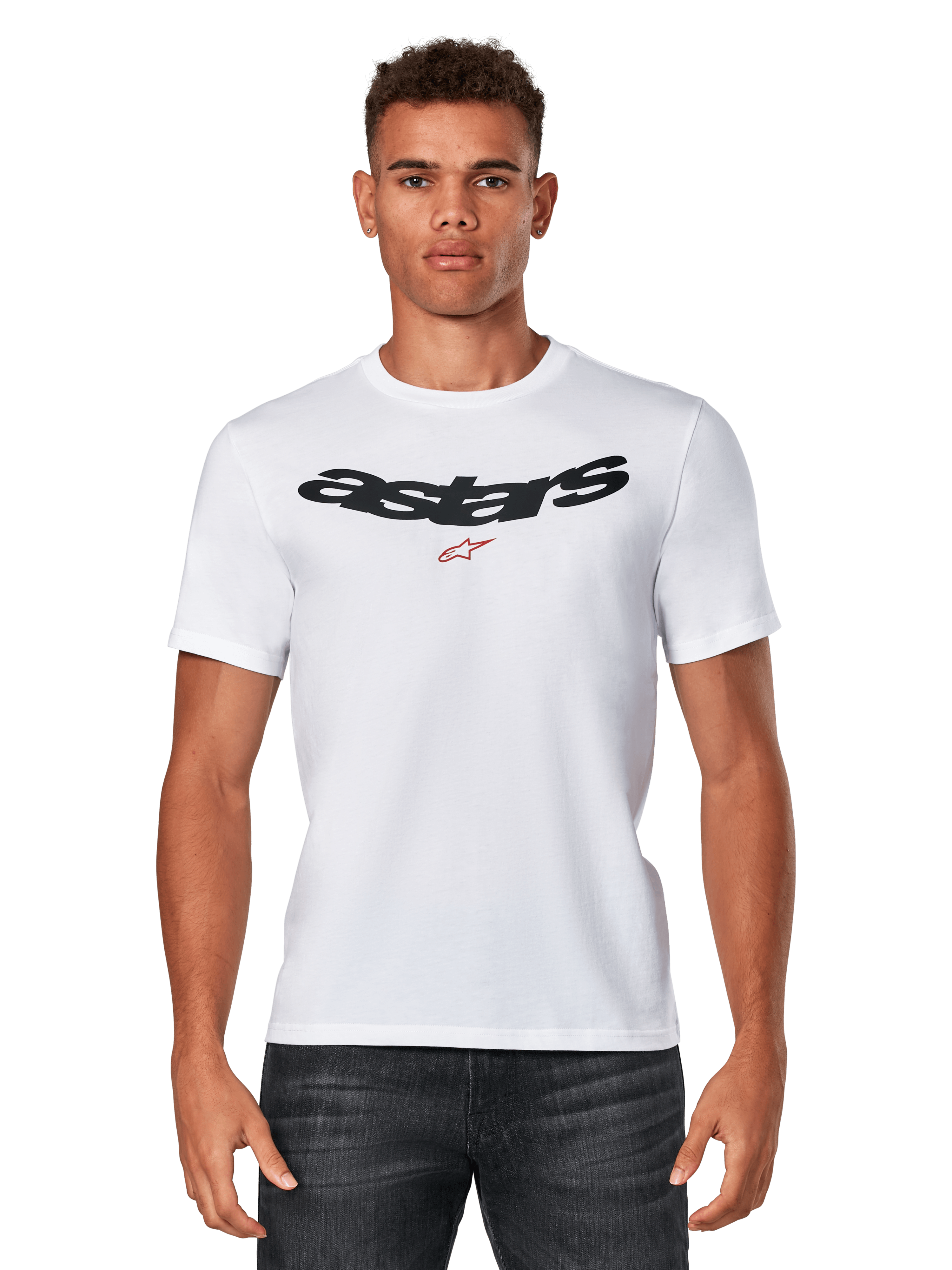 Alpinestars Elliptic CSF Tee, weißes Kurzarm-T-Shirt getragen von einem Model, schwarzes, bogenförmiges Astars-Logo mit roter Sterngrafik auf der Brust, lässige Motorsportbekleidung