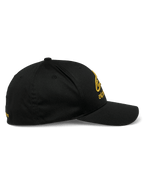 Alpinestars Gild Mütze, Sport-Cap, Schwarz und Gold, Seitenansicht mit gebogenem Schirm, strukturierte Krone, goldene metallische 3D-Stickerei vorne und an der Seite, Stretch-Twill-Gewebe