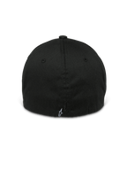 Alpinestars Arcstars Mütze, Schwarz, Rückansicht einer Flex-Back Baseballkappe, mit einem kleinen weißen Astars-Logo auf dem rückseitigen Etikett, strukturierte Krone mit farblich abgestimmten Ösen, lässige, vom Motorsport inspirierte Kopfbedeckung