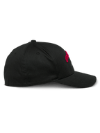 Alpinestars Arcstars Cap, schwarze Baseball-Cap, Seitenansicht, gebogener Schirm mit strukturierter Krone, Stretch-Twill-Gewebe, rote und weiße Stickerei-Details, lässige vom Motorsport inspirierte Kopfbedeckung