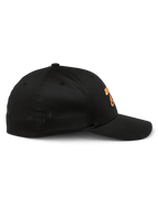 Alpinestars Setting Mütze, schwarze Baseball-Cap, Seitenprofilansicht mit gebogenem Schirm und strukturierter Krone, mit orangefarbener Logo-Verlaufstickerei, lässige Sportbekleidung