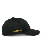 Alpinestars Sessionized Kappe, Seitenansicht einer schwarzen Snapback-Cap, goldene flache Astars-Stickerei an der Seite, strukturierte Krone mit gebogenem Schirm, lässige motorsport-inspirierte Kopfbedeckung