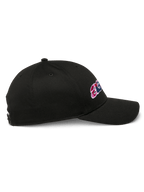 Alpinestars Canyon Kappe, schwarze Snapback-Kappe, Seitenprofilansicht, gebogener Schirm, mit seitlicher Bestickung und strukturierter Krone, lässige Motorsport-Kopfbedeckung