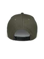 Alpinestars Canyon Mütze, Military Green, Rückansicht mit verstellbarem schwarzem Snapback-Verschluss, strukturierte Krone aus Baumwoll-Twill, kleines schwarzes Webetikett mit weißem Astars-Logo, lässige Motorsport-Kopfbedeckung