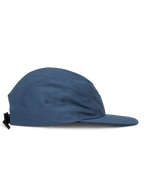Alpinestars Peasy Kappe, 5-Panel-Jockey-Hut, Blau, Seitenansicht mit flachem Schirm und unstrukturierter Krone, Twill-Gewebe mit Belüftungsösen, Clip-Schnallenverschluss hinten, lässige Sportbekleidung