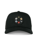Alpinestars Gambit Trucker Mütze, Schwarz, Vorderansicht mit einem kreisförmigen, bestickten Aufnäher mit farbigem ASTARS-Schriftzug, gebogenem Schirm und Mesh-Rückseite, lässige, vom Motorsport inspirierte Kopfbedeckung