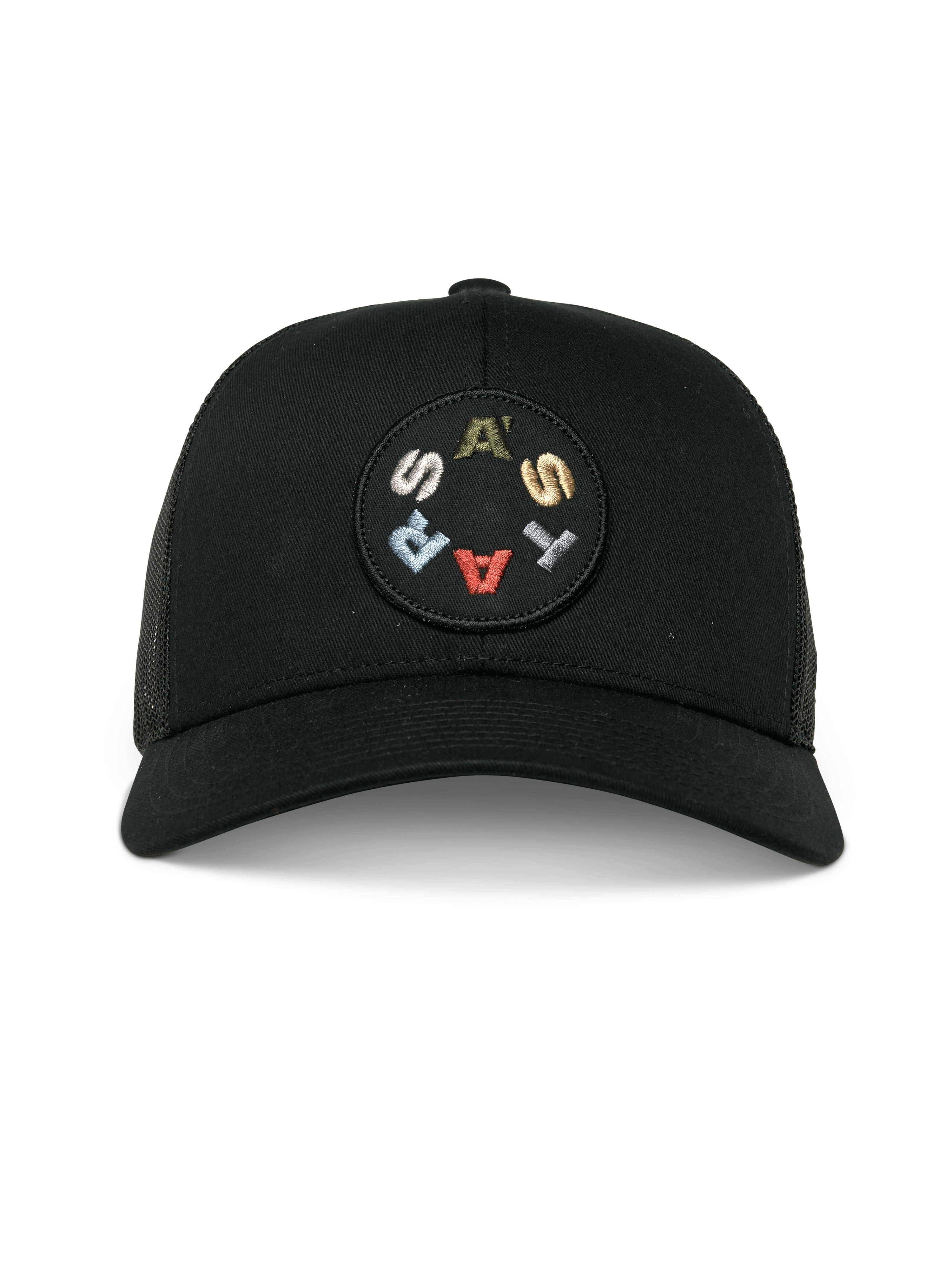 Alpinestars Gambit Trucker Mütze, Schwarz, Vorderansicht mit einem kreisförmigen, bestickten Aufnäher mit farbigem ASTARS-Schriftzug, gebogenem Schirm und Mesh-Rückseite, lässige, vom Motorsport inspirierte Kopfbedeckung