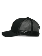 Alpinestars Gambit Trucker Mütze, Schwarz, Seitenansicht mit gebogenem Schirm und Mesh-Rückseite, weißes Alpinestars-Sternlogo an der Seite, lässige vom Motorsport inspirierte Kopfbedeckung