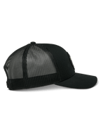 Alpinestars Gambit Trucker Hat, Trucker Cap, Schwarz/Schwarz, mit gebogenem Schirm, strukturierter Twill-Front und atmungsaktiver Mesh-Rückseite, lässige Motorsport-Streetwear, Seitenprofil