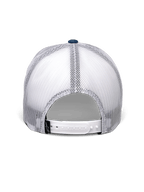 Alpinestars Gambit Trucker Hat, Blau und Weiß, Rückansicht mit atmungsaktiven weißen Mesh-Einsätzen, weißer Snapback-Verschluss mit kleinem schwarzem Alpinestars-Logo-Etikett, lässige, vom Motorsport inspirierte Kopfbedeckung
