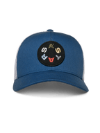 Alpinestars Gambit Trucker Mütze, Blau und Weiß, blaue strukturierte Krone mit gebogenem Schirm und weißer Mesh-Rückseite, runder schwarzer Patch mit mehrfarbigem ASTARS-Schriftzug, lässige Motorsport-Kopfbedeckung