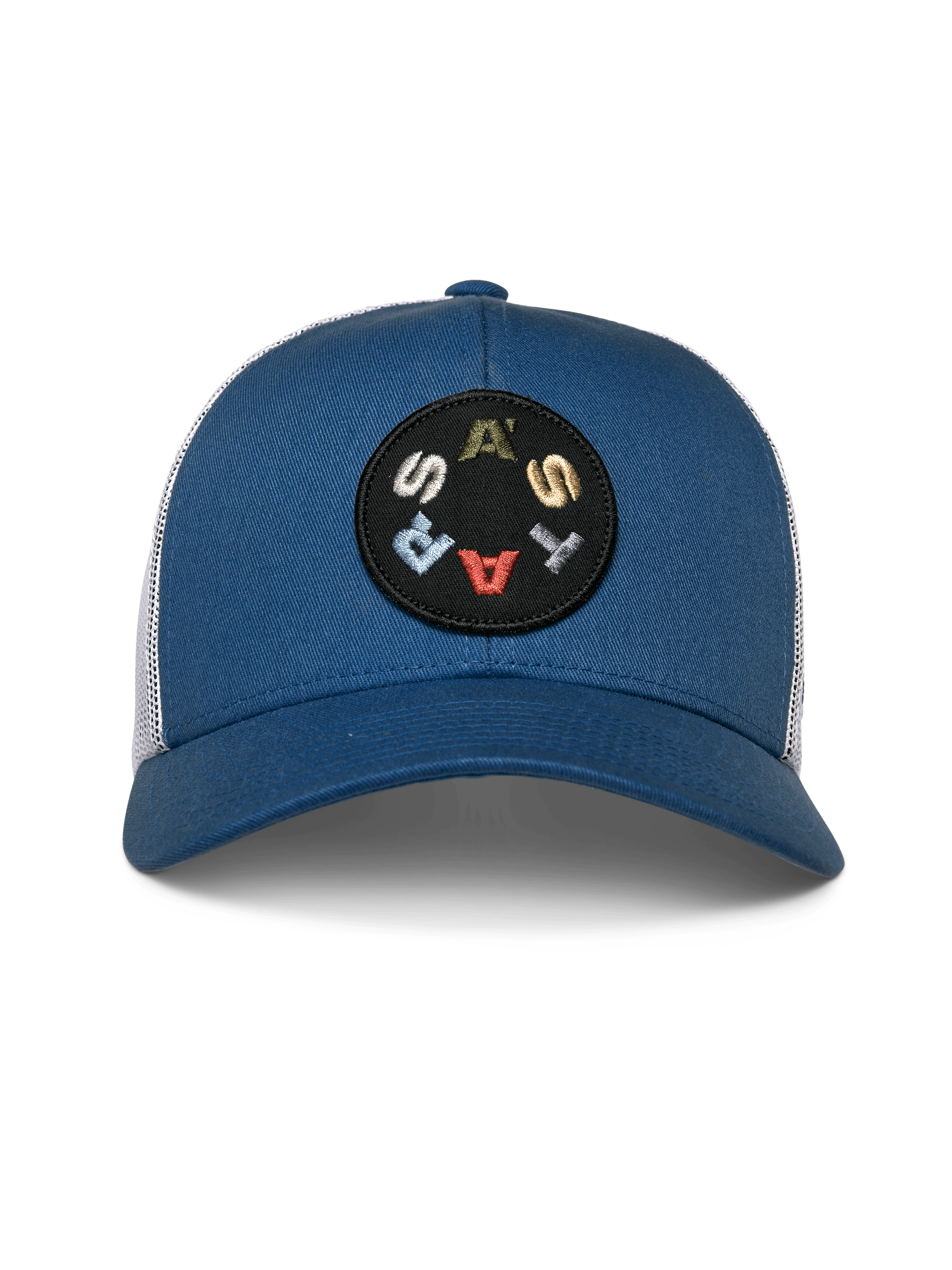 Alpinestars Gambit Trucker Mütze, Blau und Weiß, blaue strukturierte Krone mit gebogenem Schirm und weißer Mesh-Rückseite, runder schwarzer Patch mit mehrfarbigem ASTARS-Schriftzug, lässige Motorsport-Kopfbedeckung