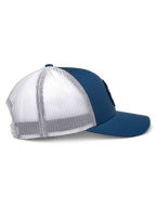 Alpinestars Gambit Trucker Mütze, Blau und Weiß, Seitenansicht, gebogener Schirm mit strukturierter Krone, blaue Twill-Frontpaneele und weiße Poly-Mesh-Rückseite, lässige vom Motorsport inspirierte Kopfbedeckung