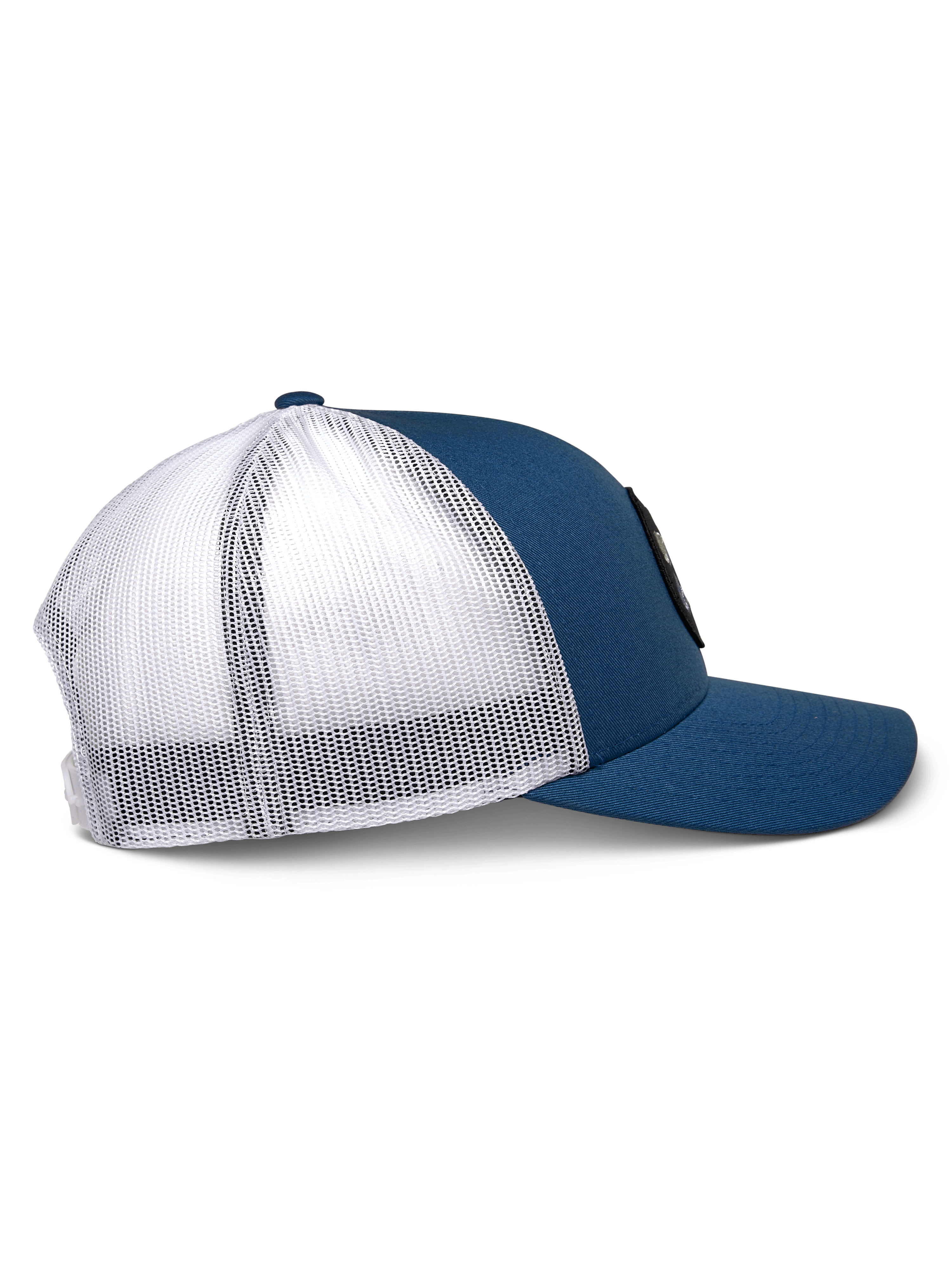 Alpinestars Gambit Trucker Mütze, Blau und Weiß, Seitenansicht, gebogener Schirm mit strukturierter Krone, blaue Twill-Frontpaneele und weiße Poly-Mesh-Rückseite, lässige vom Motorsport inspirierte Kopfbedeckung