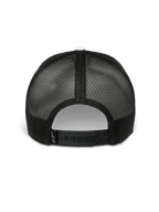 Alpinestars Hardware Trucker Mütze, Weiß und Schwarz, Rückansicht, schwarze Poly-Mesh-Rückseite mit verstellbarem Snapback-Verschluss, kleines weißes Alpinestars-Logo auf dem Verschlussriemen, lässige Motorsport-Streetwear