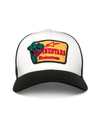 Alpinestars Hardware Trucker Mütze, Trucker Cap, Weiß und Schwarz, mit gelbem Stick-Patch, rotem Alpinestars Motocross-Schriftzug und türkisfarbener Grafik, gebogener Schirm, atmungsaktive Mesh-Rückseite, lässige Kopfbedeckung im Motorsport-Stil