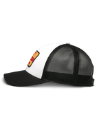 Alpinestars Hardware Trucker Cap, Weiß und Schwarz, Seitenansicht, weiße Twill-Vorderseite mit gelbem und rotem Stickerei-Patch, schwarze Mesh-Rückseite, schwarzer gebogener Schirm, lässige Motorsport-Kopfbedeckung
