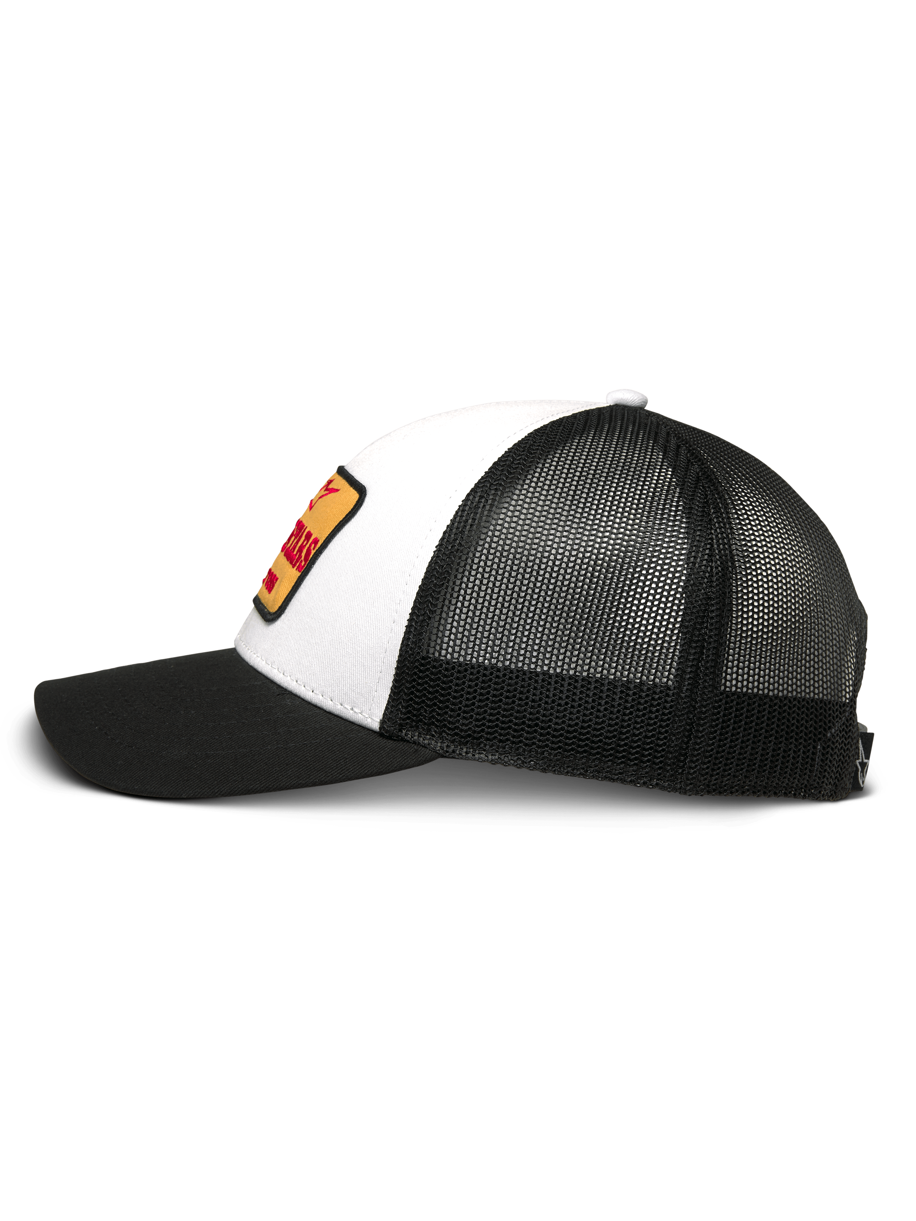 Alpinestars Hardware Trucker Cap, Weiß und Schwarz, Seitenansicht, weiße Twill-Vorderseite mit gelbem und rotem Stickerei-Patch, schwarze Mesh-Rückseite, schwarzer gebogener Schirm, lässige Motorsport-Kopfbedeckung