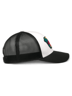 Alpinestars Hardware Trucker Cap, Weiß und Schwarz, Seitenansicht, mit gebogenem schwarzem Schirm, weißem Twill-Frontpanel mit farbenfrohem besticktem Patch und atmungsaktiver schwarzer Mesh-Rückseite, lässige Motorsport-Kopfbedeckung