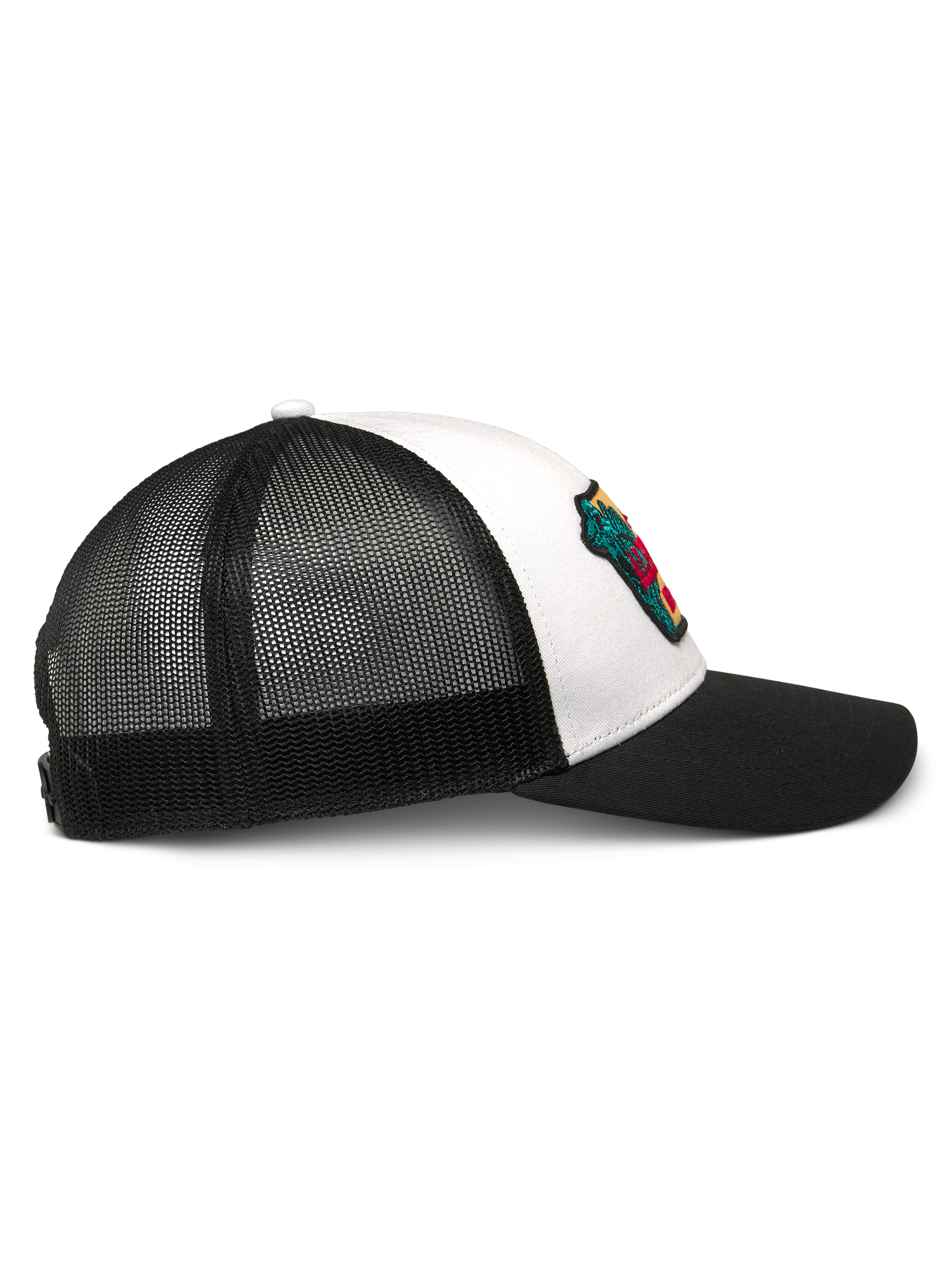 Alpinestars Hardware Trucker Cap, Weiß und Schwarz, Seitenansicht, mit gebogenem schwarzem Schirm, weißem Twill-Frontpanel mit farbenfrohem besticktem Patch und atmungsaktiver schwarzer Mesh-Rückseite, lässige Motorsport-Kopfbedeckung