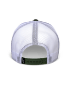Alpinestars Hardware Trucker Hat in Military White, Rückansicht mit weißen Mesh-Einsätzen und olivgrünem Snapback-Verschluss, kleines schwarzes A-Star-Logo-Etikett, lässige, vom Motorsport inspirierte Kopfbedeckung