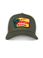 Alpinestars Hardware Trucker Mütze, olivgrüne und weiße Trucker-Kappe, strukturierte Krone mit gebogenem Schirm, gelber bestickter Front-Patch mit rotem Alpinestars Motocross-Branding und blaugrüner Fahrer-Grafik, lässige Motorsport-Streetwear