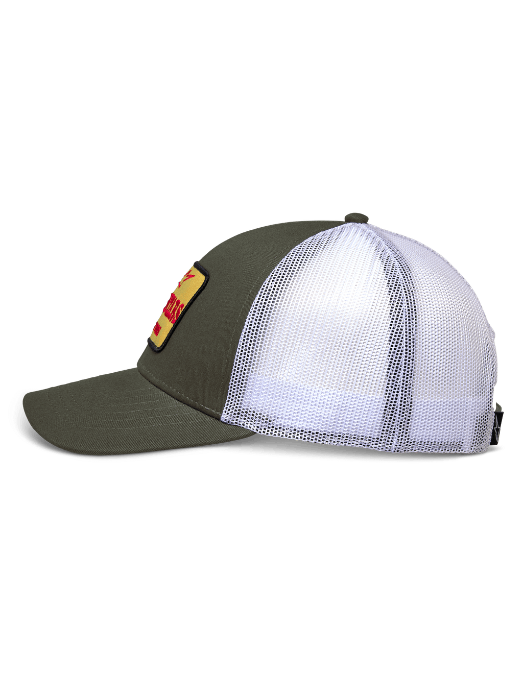 Alpinestars Hardware Trucker Mütze, Seitenansicht, militärgrüne Twill-Vorderseite und weiße Mesh-Rückseite, gelber bestickter Patch mit rotem Branding, strukturierte Krone mit gebogenem Schirm, lässige Motorsport-Sportbekleidung