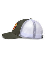 Alpinestars Hardware Trucker Mütze, Seitenansicht, militärgrüne Twill-Vorderseite und weiße Mesh-Rückseite, gelber bestickter Patch mit rotem Branding, strukturierte Krone mit gebogenem Schirm, lässige Motorsport-Sportbekleidung