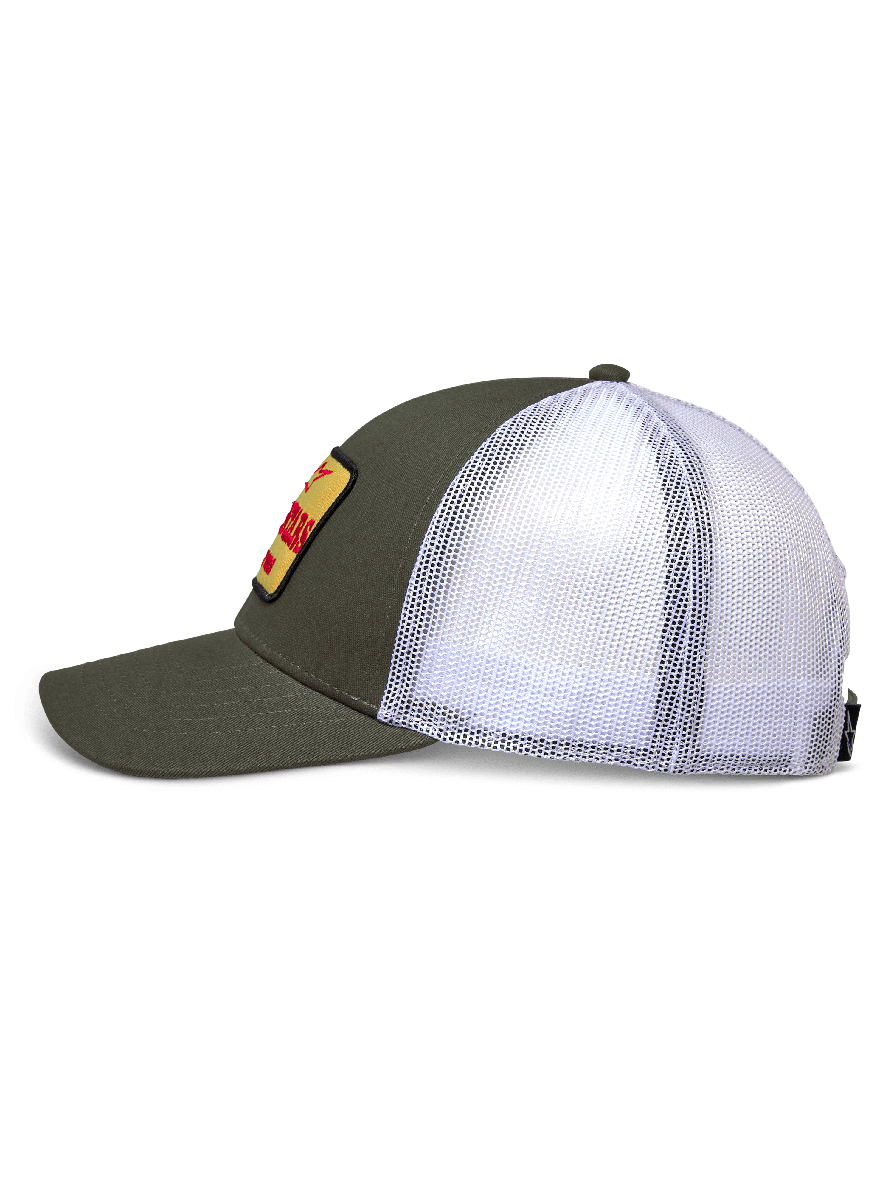 Alpinestars Hardware Trucker Mütze, Seitenansicht, militärgrüne Twill-Vorderseite und weiße Mesh-Rückseite, gelber bestickter Patch mit rotem Branding, strukturierte Krone mit gebogenem Schirm, lässige Motorsport-Sportbekleidung