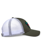 Alpinestars Hardware Trucker Mütze, Seitenansicht, Militärgrün mit weißem Poly-Mesh-Rücken, gebogener Schirm und strukturierte Krone, mit besticktem Patch, lässige, vom Motorsport inspirierte Kopfbedeckung