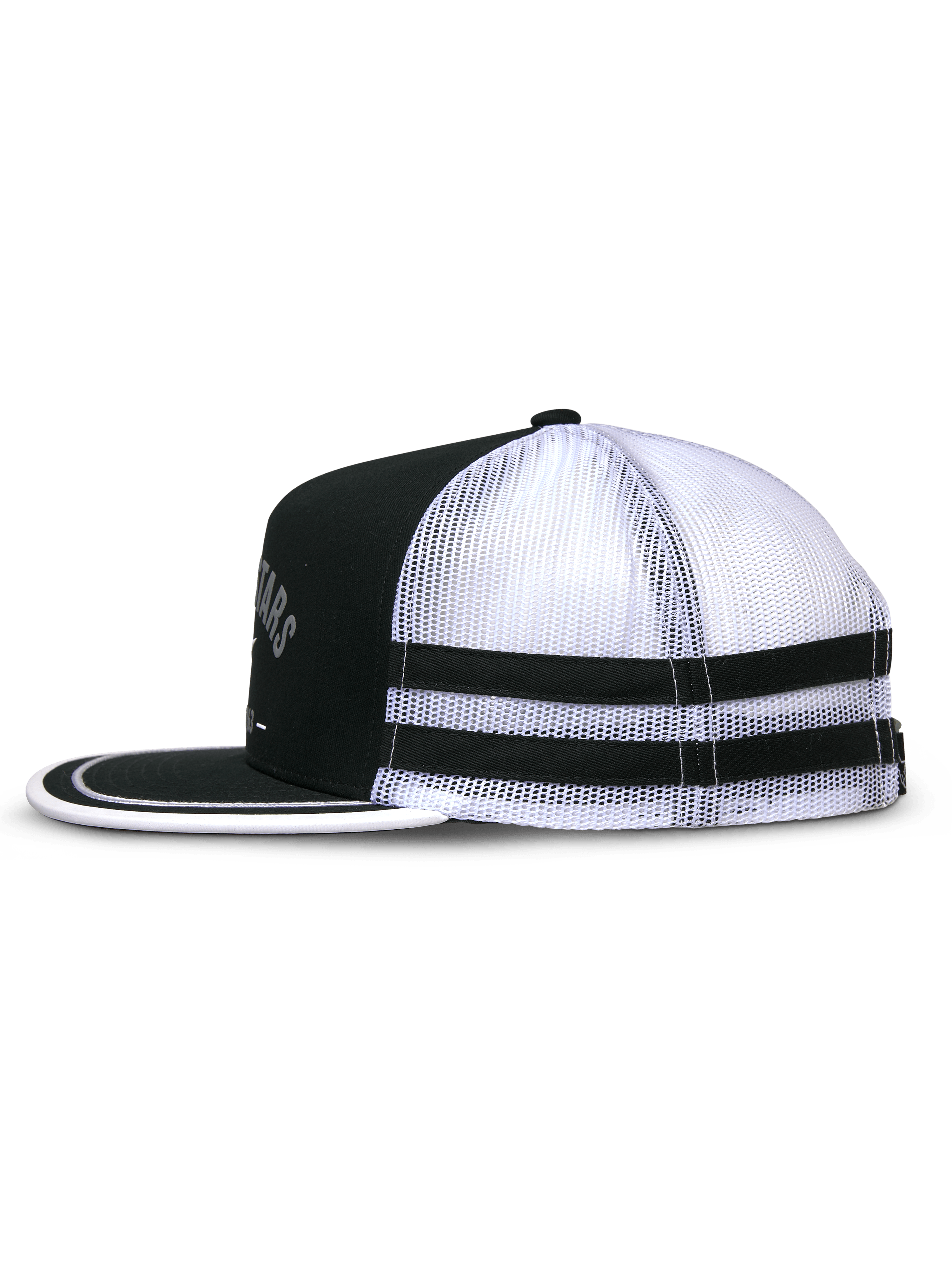 Alpinestars Backline Trucker Mütze, Schwarz und Weiß, Seitenprofilansicht mit schwarzer Twill-Vorderseite und weißer Mesh-Rückseite, flacher Schirm mit weißem Soutache-Besatz, doppelte schwarze Applikationsstreifen an der Seite, vom Motorsport inspirierte Freizeitkappe