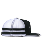Alpinestars Backline Trucker Mütze, Seitenansicht, Schwarz, Weiß und Grau, weiße Mesh-Rückseite mit zwei schwarzen horizontalen Streifen, strukturierte schwarze Krone, flacher Schirm mit weißem Rand, lässige vom Motorsport inspirierte Kopfbedeckung.
