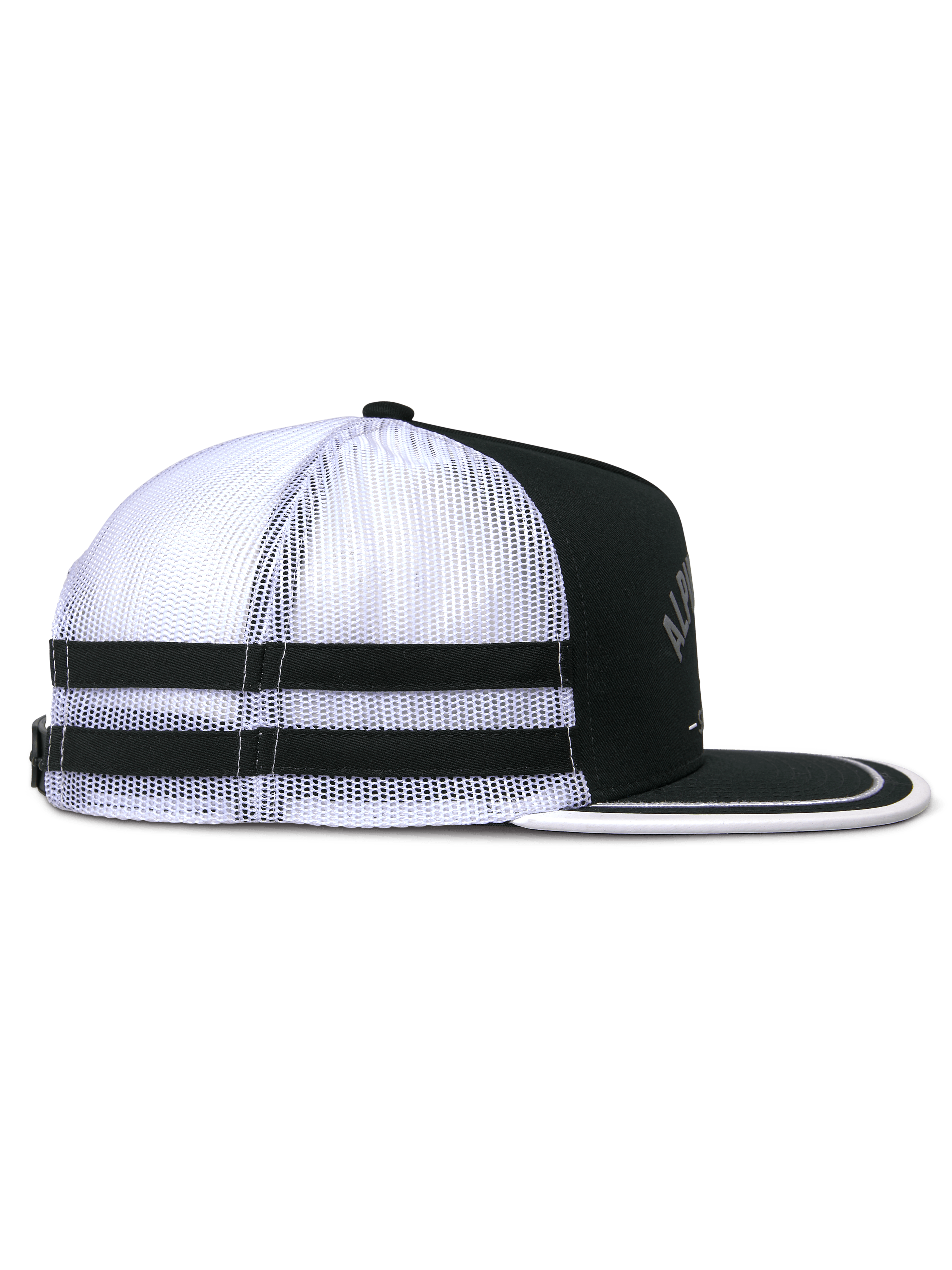 Alpinestars Backline Trucker Mütze, Seitenansicht, Schwarz, Weiß und Grau, weiße Mesh-Rückseite mit zwei schwarzen horizontalen Streifen, strukturierte schwarze Krone, flacher Schirm mit weißem Rand, lässige vom Motorsport inspirierte Kopfbedeckung.