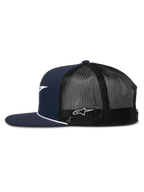 Alpinestars Orion Trucker Hat, Dunkelblau und Schwarz, Seitenansicht, strukturierte Krone mit flachem Schirm und weißem Seilbesatz, atmungsaktive schwarze Mesh-Rückseite mit weißer Logo-Stickerei, lässige vom Motorsport inspirierte Kopfbedeckung
