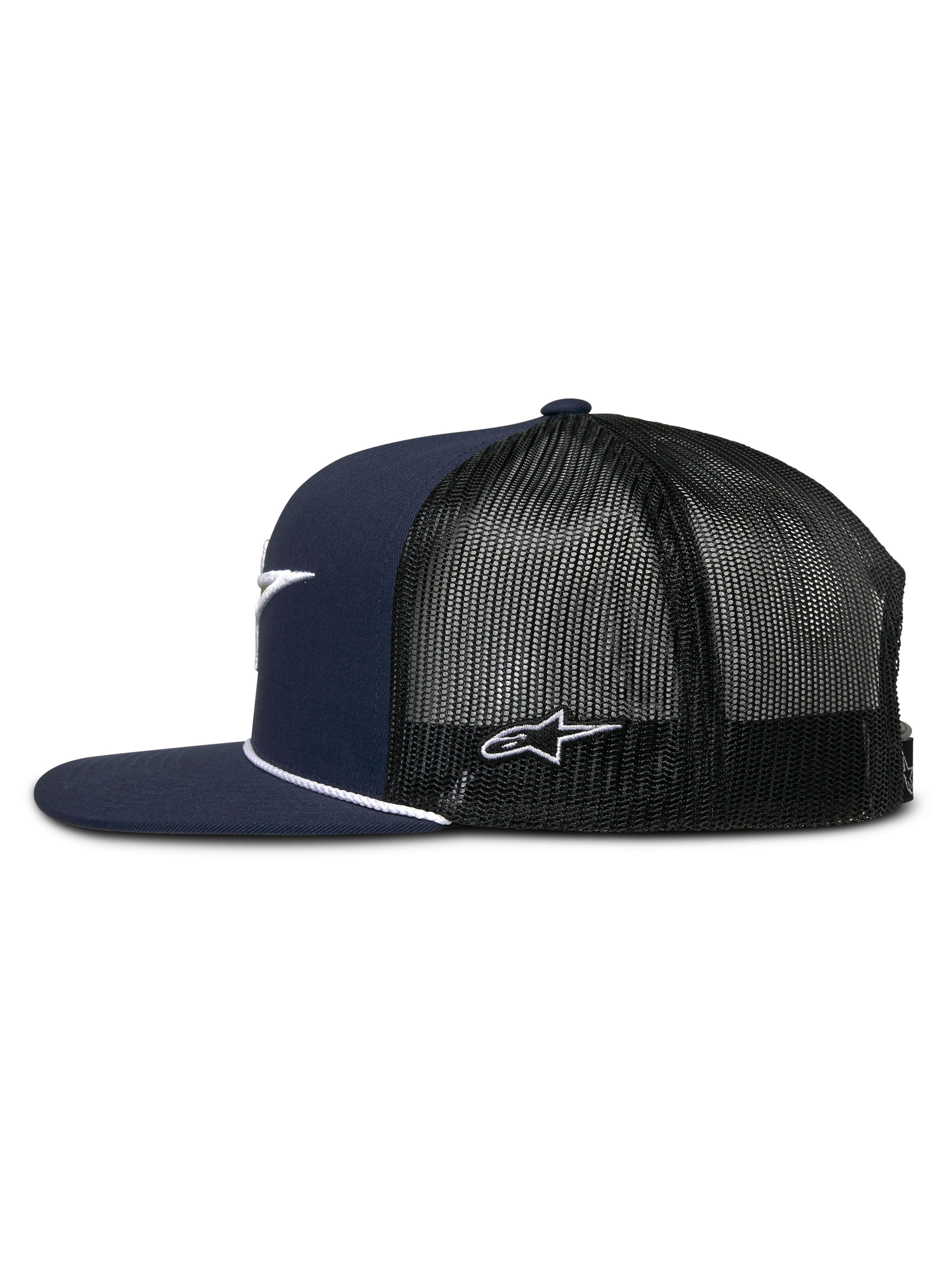 Alpinestars Orion Trucker Hat, Dunkelblau und Schwarz, Seitenansicht, strukturierte Krone mit flachem Schirm und weißem Seilbesatz, atmungsaktive schwarze Mesh-Rückseite mit weißer Logo-Stickerei, lässige vom Motorsport inspirierte Kopfbedeckung