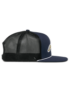 Alpinestars Orion Trucker Mütze, Seitenansicht, dunkelblaue Twill-Vorderseite mit schwarzer Mesh-Rückseite, flacher Schirm mit weißem Seilbesatz, strukturierte Krone, lässige Motorsport-Kopfbedeckung