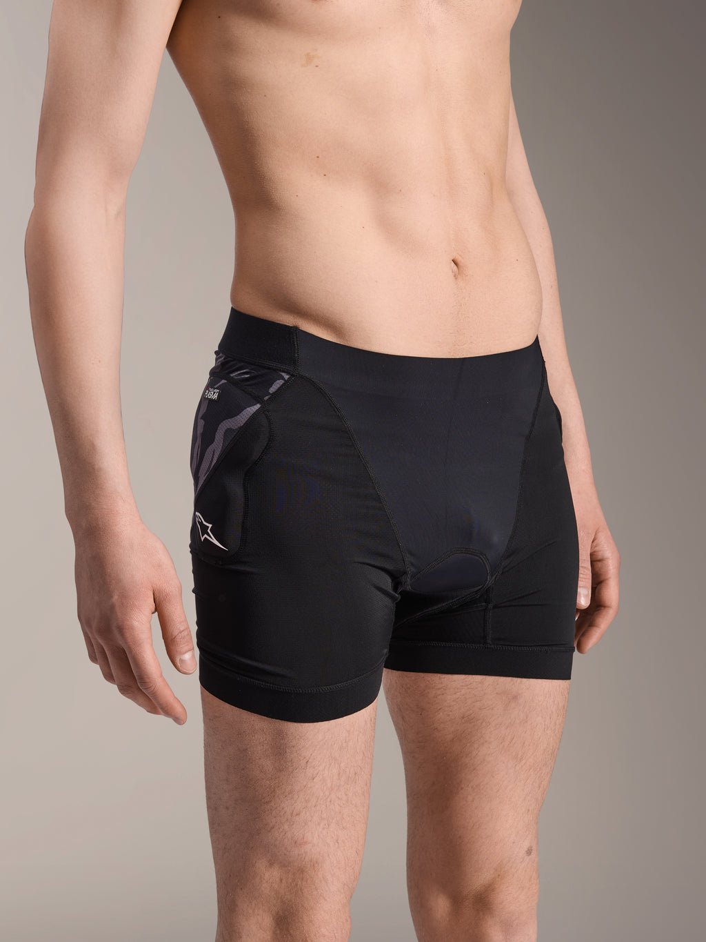 Alpinestars A-Motion Plasma Protektoren-Boxershorts, schwarze Radsport-Base-Layer-Shorts, mit Camouflage-gemustertem Hüftprotektor und weißem Astar-Logo, atmungsaktives Mesh-Gewebe, Schutzausrüstung für das Mountainbiken