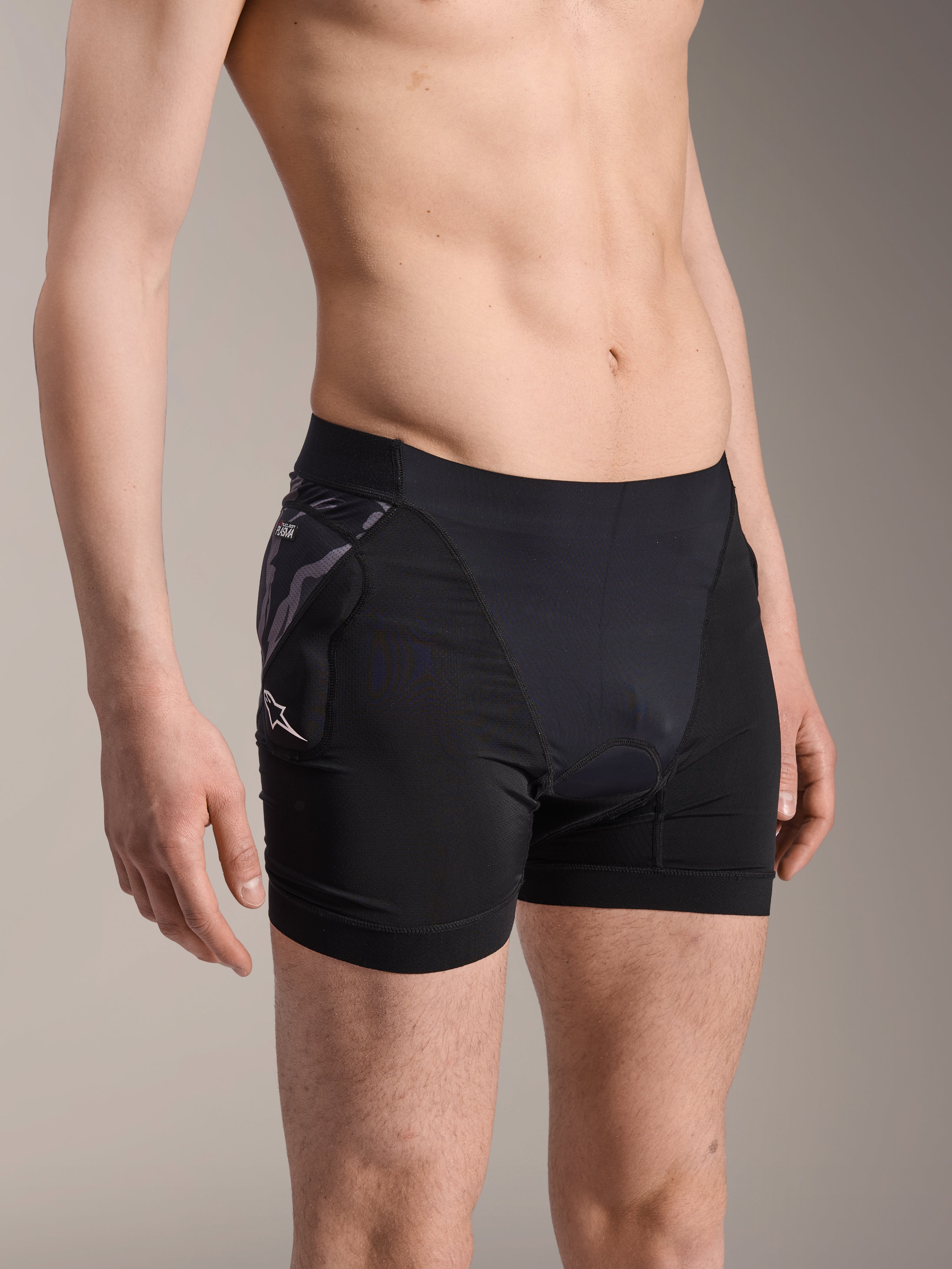 Alpinestars A-Motion Plasma Protektoren-Boxershorts, schwarze Radsport-Base-Layer-Shorts, mit Camouflage-gemustertem Hüftprotektor und weißem Astar-Logo, atmungsaktives Mesh-Gewebe, Schutzausrüstung für das Mountainbiken
