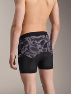 Alpinestars A-Motion Plasma Protektoren-Boxershorts, Radsport-Protektorenshorts in Black Camo, Rückansicht mit ergonomischem Design, Nucleon Plasma Hüftschutz und Chamois-Pad, atmungsaktives Mesh-Material, Alpinestars-Logo am Bund