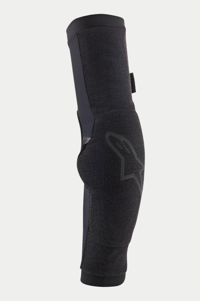 Alpinestars Paragon Pro Ellbogen-Protektoren, Schwarz, Slip-On-Ellbogenschützer für Mountainbiking, atmungsaktive Mesh-Konstruktion, ergonomisches vorgeformtes Design, dezentes Alpinestars-Logo an der Seite
