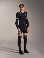 Alpinestars A-Motion Plasma Protektoren-Boxershorts, Schwarz, getragen als Teil einer kompletten Mountainbike-Protektoren-Basisschicht inklusive kurzärmeliger gepolsterter Jacke, Ellbogen- und Knieschützern, schlankes sportliches Design für Offroad-Performance